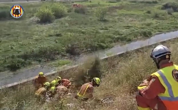 Los bomberos rescatan a un ciclista accidentado en un camino rural entre Quart y Mislata