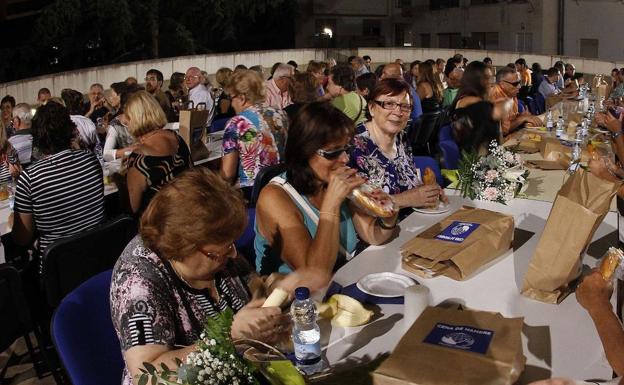 Valencia celebra este viernes la cena más multitudinaria en la plaza de la Virgen