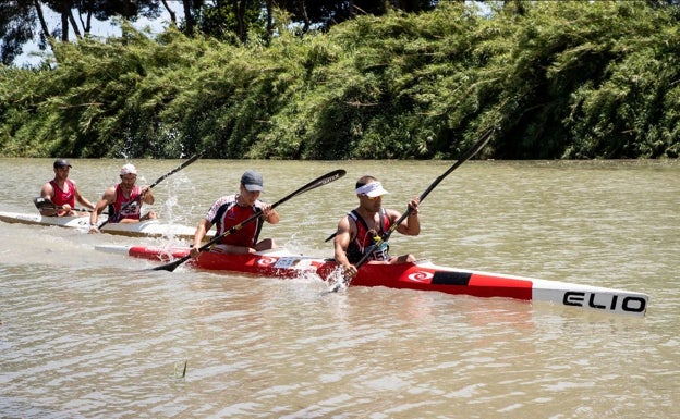 Más de 300 piragüistas descienden por el Júcar
