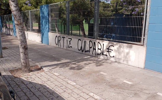 Aparecen pintadas contra Ortiz en el Rico Pérez tras la denuncia de ayer de Fiscalía