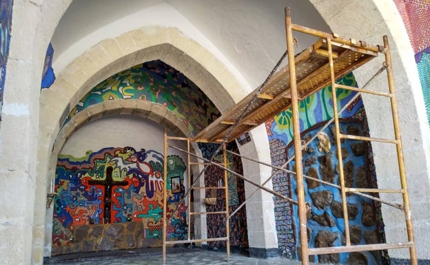 El pintor de Alcoi retoma su obra desautorizada en la ermita de Sant Cristòfol