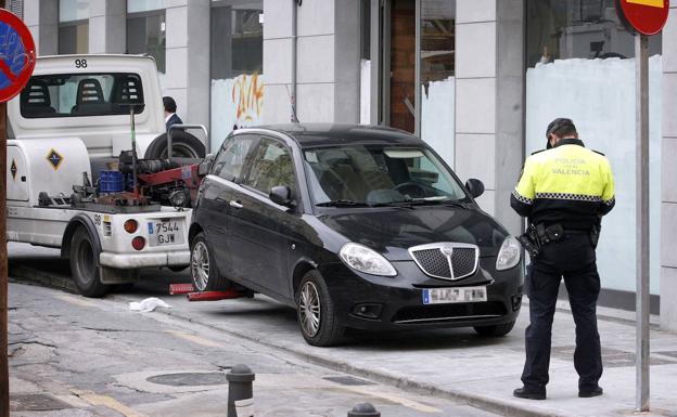 La multa de la DGT por parar a dormir en el coche