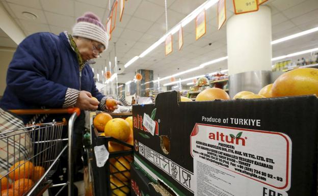 Los supermercados tendrán que vender algunos alimentos a mitad de precio por ley