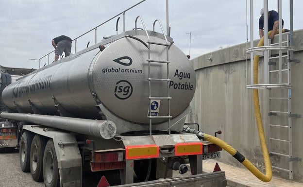 Doce cubas de agua para paliar los problemas de escasez en San Antonio de Benagéber