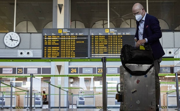 La policía del aeropuerto de Manises pide refuerzos para evitar el colapso en el control de pasaportes