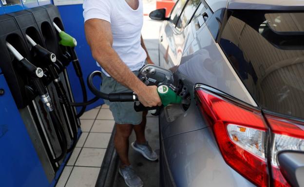 «Lleno, por favor»: el motivo por el que aconsejan llenar el depósito de gasolina cada vez que se reposte