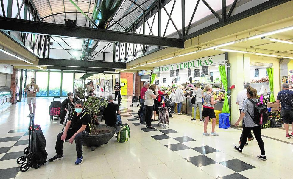 200 puestos menos en siete años en los mercados pese a la inversión del Consistorio