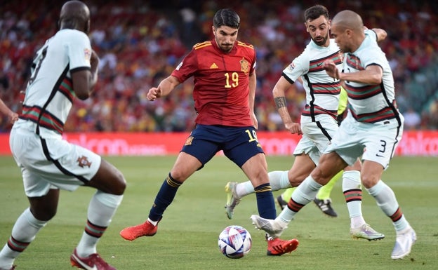 El Barça descarta a Carlos Soler mientras intenta vender a Frenkie de Jong