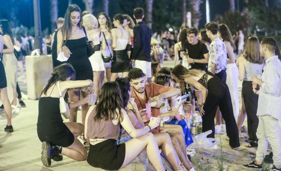 Una noche en el macrobotellón de la playa del Cabanyal