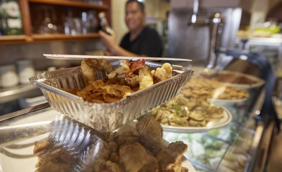 El dilema del 'tupper' llega a los bares: «Es innecesario que nos multen. Ya procuramos no tirar comida»
