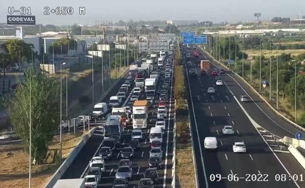 Más de 10 kilómetros de atascos en las vías de entrada y salida a Valencia