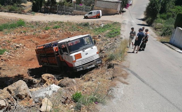 Un camión de butano cae por un terraplén en Dénia