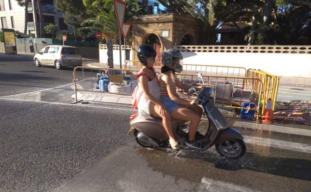 Una moto resbala en Dénia por la presencia de aguas fecales en la calzada