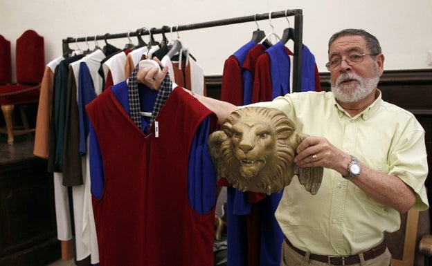 Vestirse del Corpus en un sótano