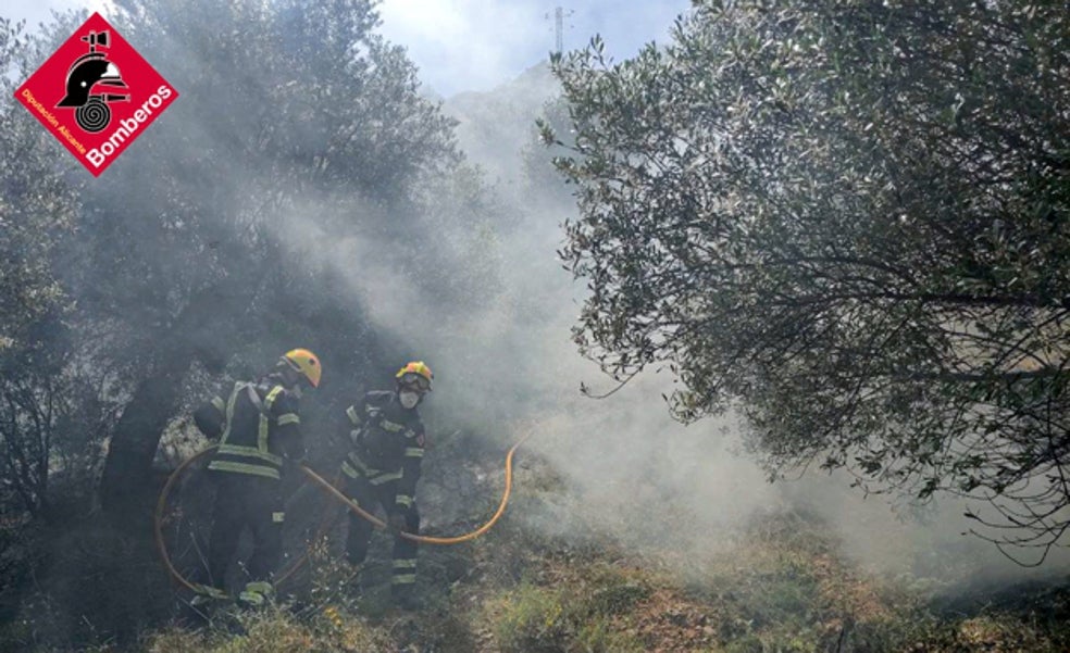 La ola de calor causa un incendio en Tuéjar y obliga a un refuerzo de bomberos en la Comunitat