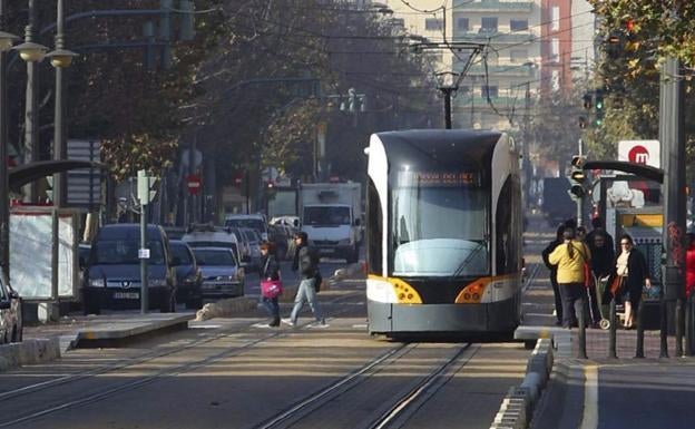 Herido un ciclista arrollado por el tranvía en Valencia