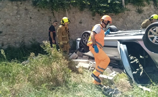 Vuelca un vehículo en Alcoi tras salirse de la carretera