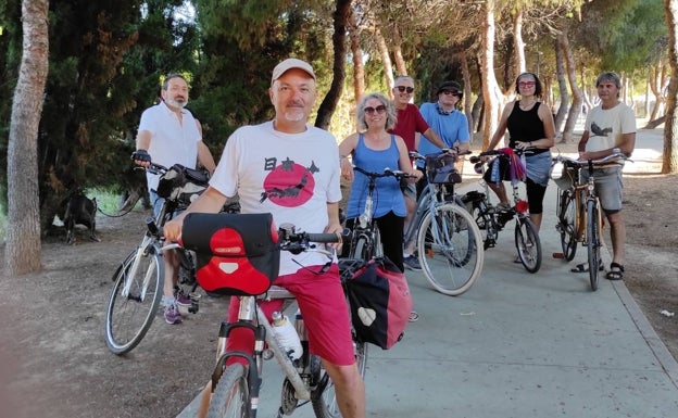 Un paseo organizado por València en bici analiza la conexión de l'Horta Sud con la capital