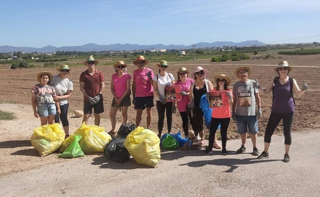 Un grupo de voluntarios retira más de 35 kilos de residuos de la huerta de Godella