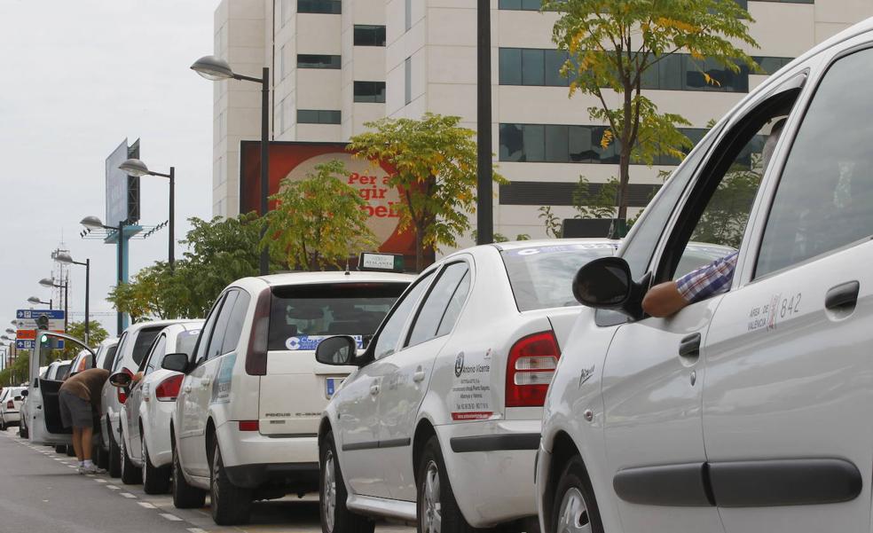 Los taxistas reforzarán los fines de semana de julio en Valencia tras las críticas por la falta de servicio