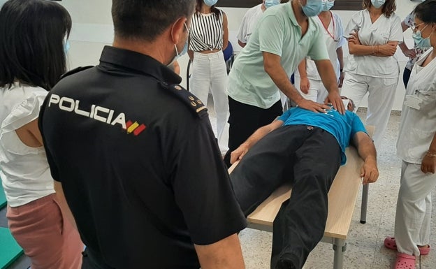 El incremento de agresiones obliga al Hospital Lluís Alcanyís a formar a profesionales en técnicas de defensa personal