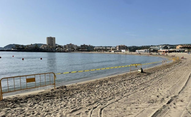 Cierran un tramo de la playa del Arenal para reparar el emisario submarino de Xàbia