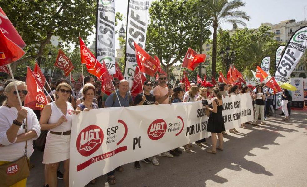 Cientos de interinos protestan en Valencia para conseguir su plaza