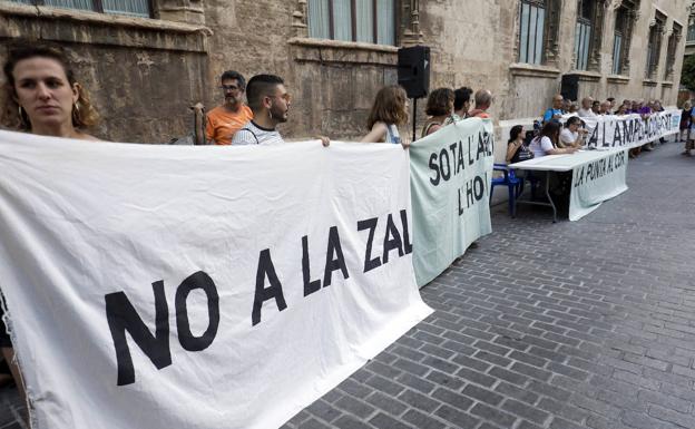 Los vecinos afectados por la ZAL exigen a la Generalitat que costee la reversión de la huerta