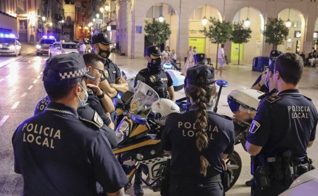 Alicante pone en marcha el autobús gratuito de Hogueras y refuerza las líneas circulares y nocturnas