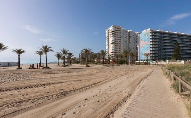 Acaba la extracción de arena en Gandia para regenerar la playa de Tavernes