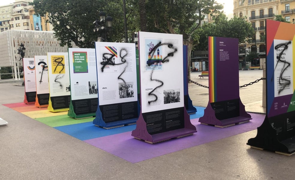 El Consistorio denuncia una agresión homófoba contra una exposición en la plaza del Ayuntamiento