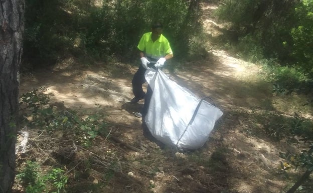 Paterna retira 400 kilos de toallitas del barranco de Serra arrastradas por las últimas lluvias