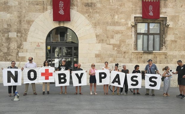 No+bypass protesta ante el Palau de la Generalitat contra la duplicación de la autovía