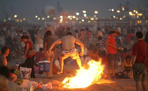 El Ayuntamiento de Valencia baraja retomar las hogueras de la playa en San Juan