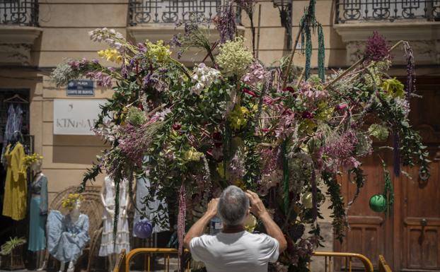 El casco antiguo de Valencia se cubre de flores