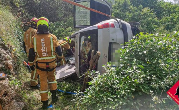 Un hombre resulta herido tras caer con su coche por un barranco en Vall de Laguart