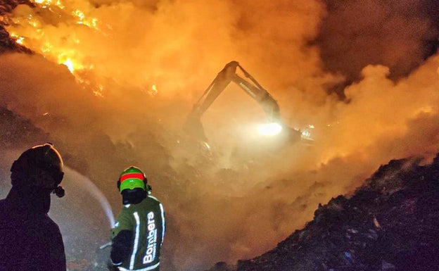 Un incendio sin heridos calcina el vertedero de la planta de reciclaje de Jijona