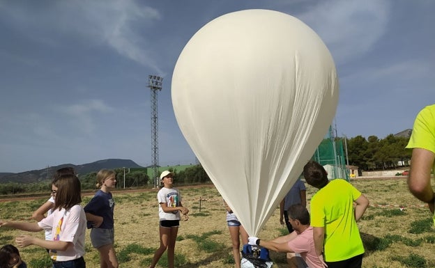 Alumnos de un colegio de Onil lanzan un globo sonda a más de 34.000 metros de altitud