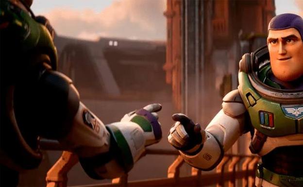 El beso lésbico de 'Lightyear': la primera representación del colectivo LGTBQ+ de Disney