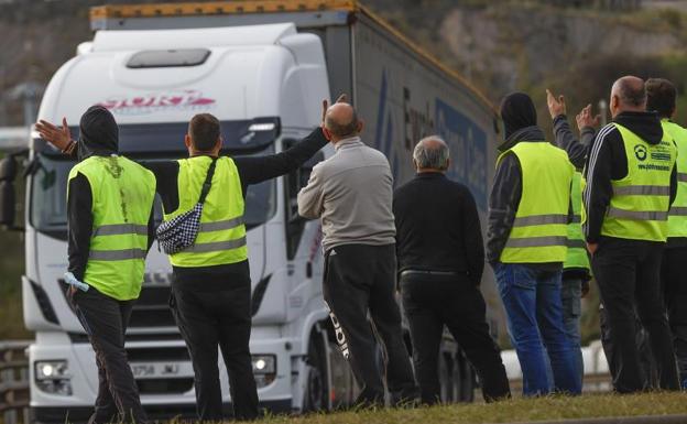 Los camioneros anuncian que votarán esta semana si inician ya otra huelga de transporte