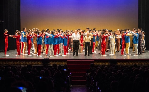 El IES La Senda de Quart de Poblet llena el Teatro Principal de Valencia con su musical 'La prisión digital'