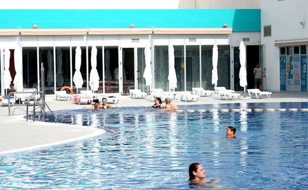 2.400 entradas gratuitas para disfrutar de la piscina de Benetússer