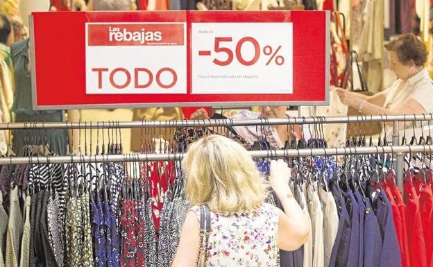 Cuándo empiezan las rebajas de verano 2022 en Zara, El Corte Inglés y otras tiendas