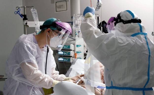 Los médicos rechazan que los sanitarios deban seguir trabajando aunque estén contagiados por Covid