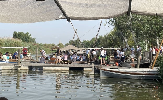 Sant Pere vuelve a surcar las aguas de la Albufera en Catarroja