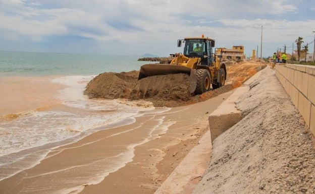 Costas regenera las playas de Cullera con la campaña estival en marcha