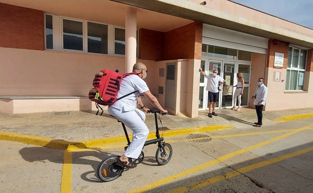 Médicos del interior cambian el coche por la bici al no facilitar Sanidad vehículos ni abonar kilometrajes