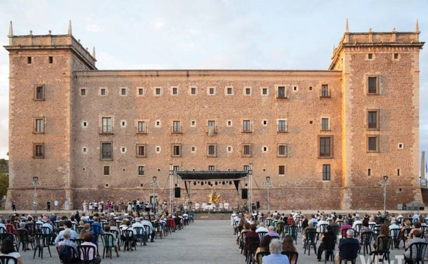 La imagen procesional de la Virgen de los Desamparados visita el monasterio de El Puig el domingo