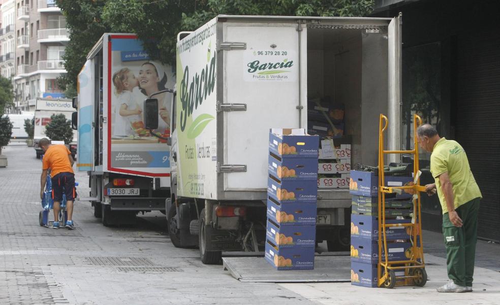 Los comerciantes alertan del caos de carga y descarga en el centro de Valencia