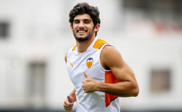 La Roma de Mourinho sube su puja para llevarse a Guedes